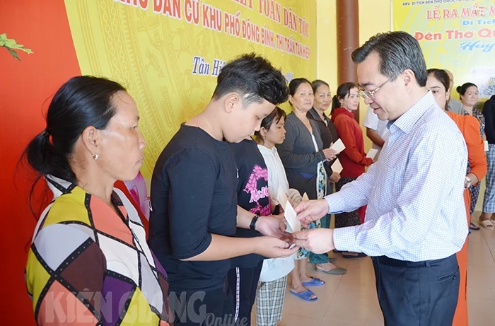 Bộ trưởng Nguyễn Thanh Nghị dự ngày hội đại đoàn kết toàn dân tộc khu dân cư khu phố Đông Bình 